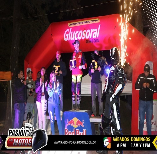 ¡Vibrante Noche de Competencia en la Copa MX GT Christmas Night Race!